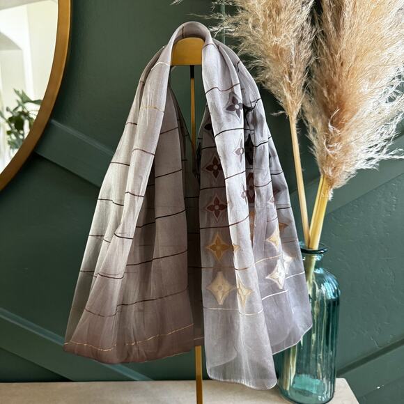 152 NIB LOUIS VUITTON SILK MONOGRAM OMBRE FLEUR STOLE RETAIL $895 - Picture 2 of 3